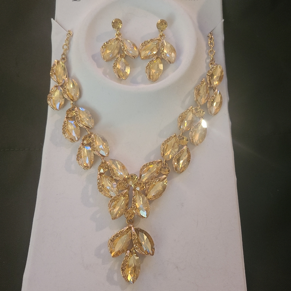 Necklace/earrings set